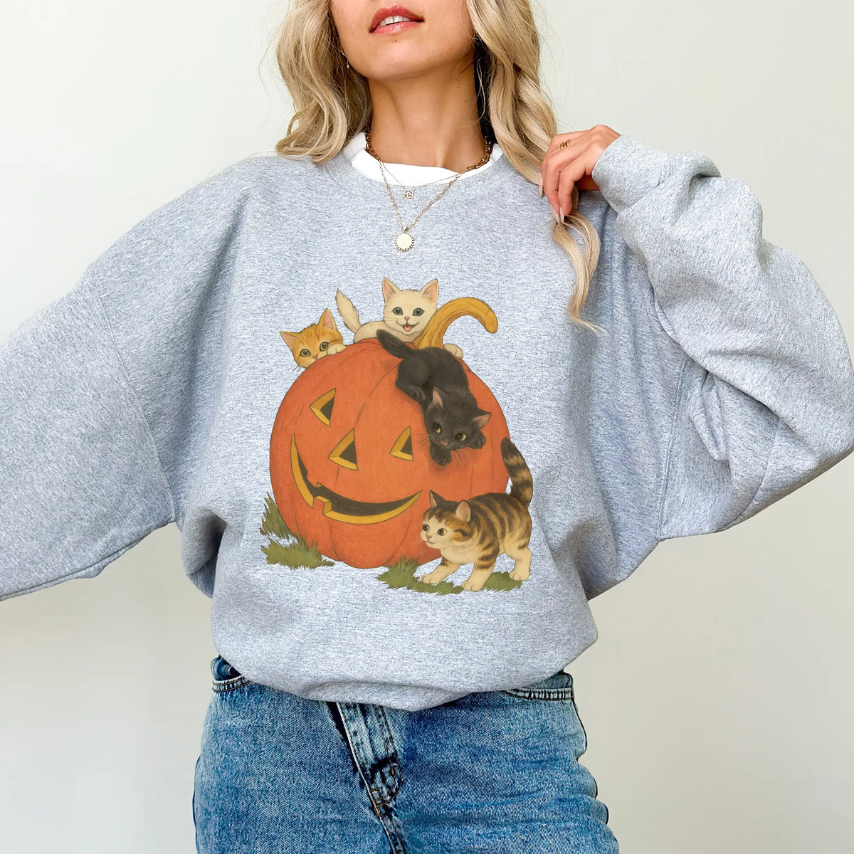 ChicCotton Vintage 90s Halloween Cat Crewneck Sweatshirt, Retro Cute Cats and Jack-o’-Lantern Graphic, Fall Spooky Season Pullover