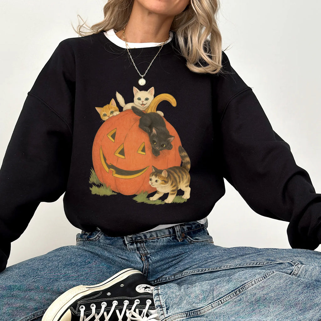 ChicCotton Vintage 90s Halloween Cat Crewneck Sweatshirt, Retro Cute Cats and Jack-o’-Lantern Graphic, Fall Spooky Season Pullover