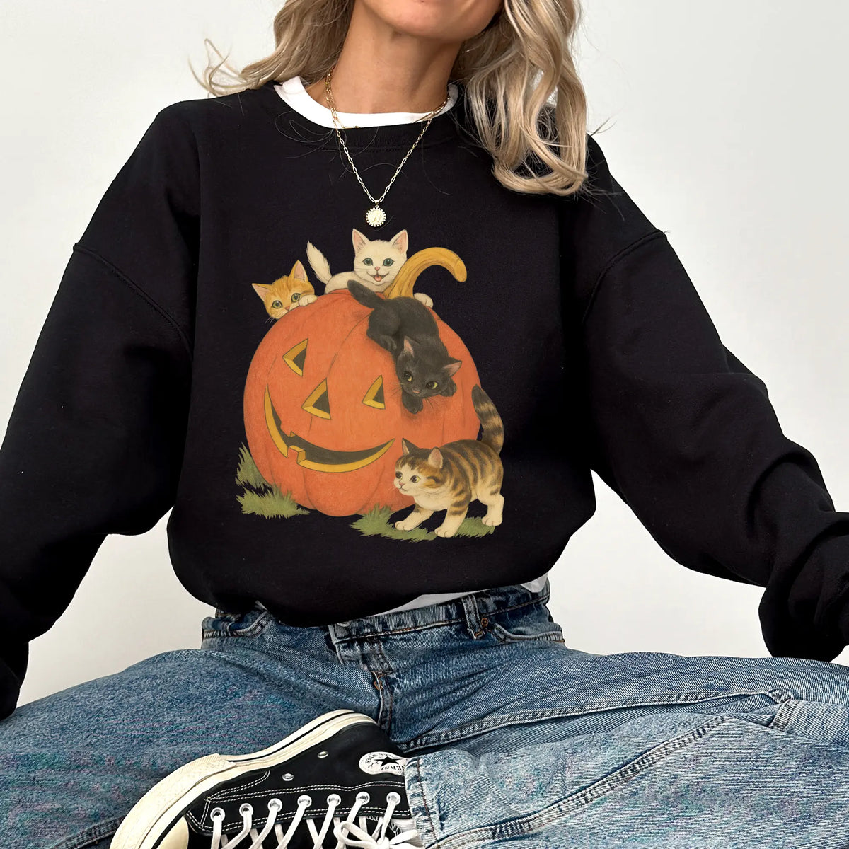 ChicCotton Vintage 90s Halloween Cat Crewneck Sweatshirt, Retro Cute Cats and Jack-o’-Lantern Graphic, Fall Spooky Season Pullover